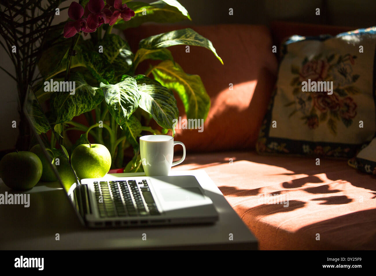 Tastiera portatile in un ambiente accogliente a casa o in ufficio Foto Stock
