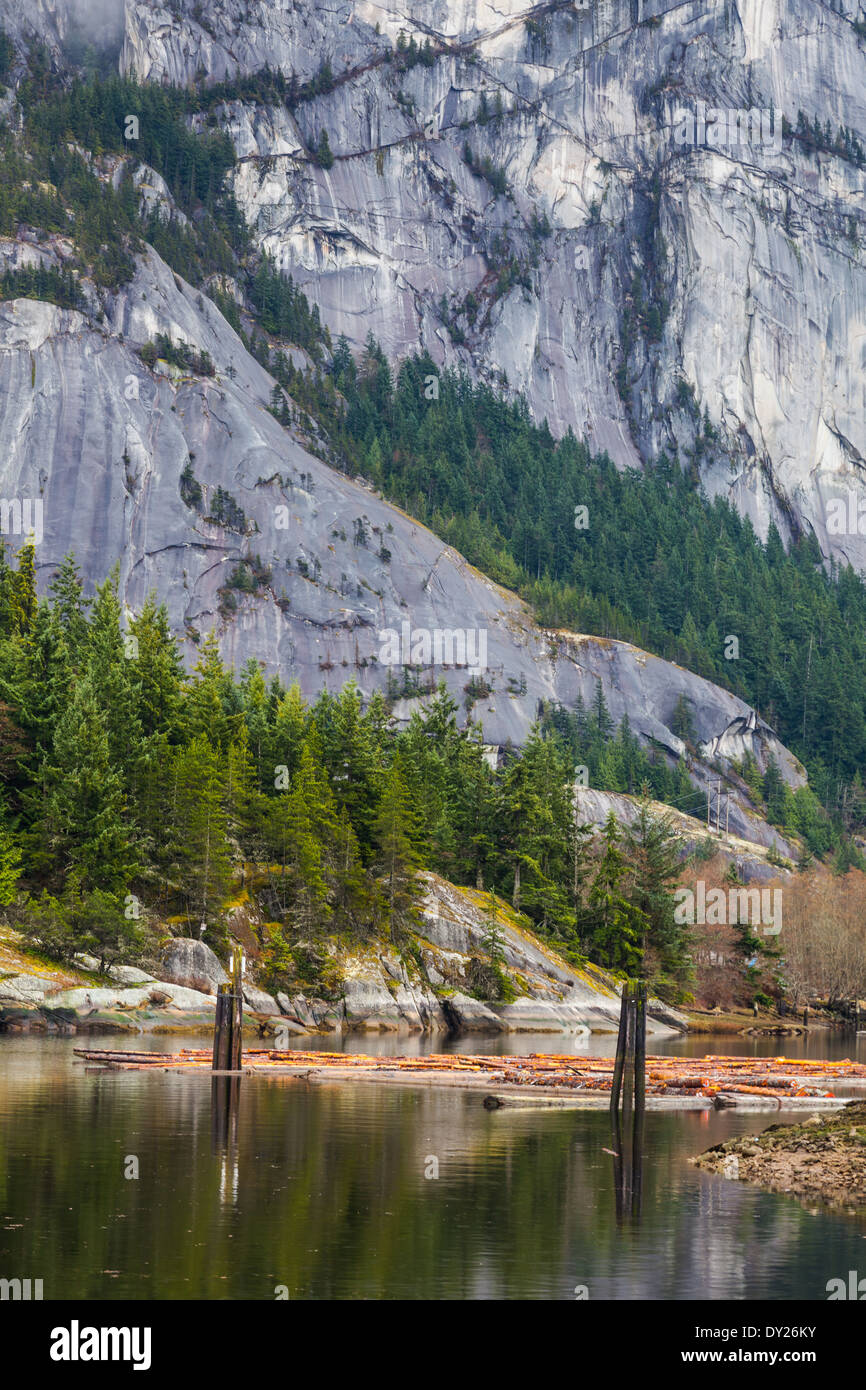 Accedere zattera galleggiante a capo di Howe Sound sotto il capo stawamas monolito di roccia vicino a Vancouver, Canada Foto Stock