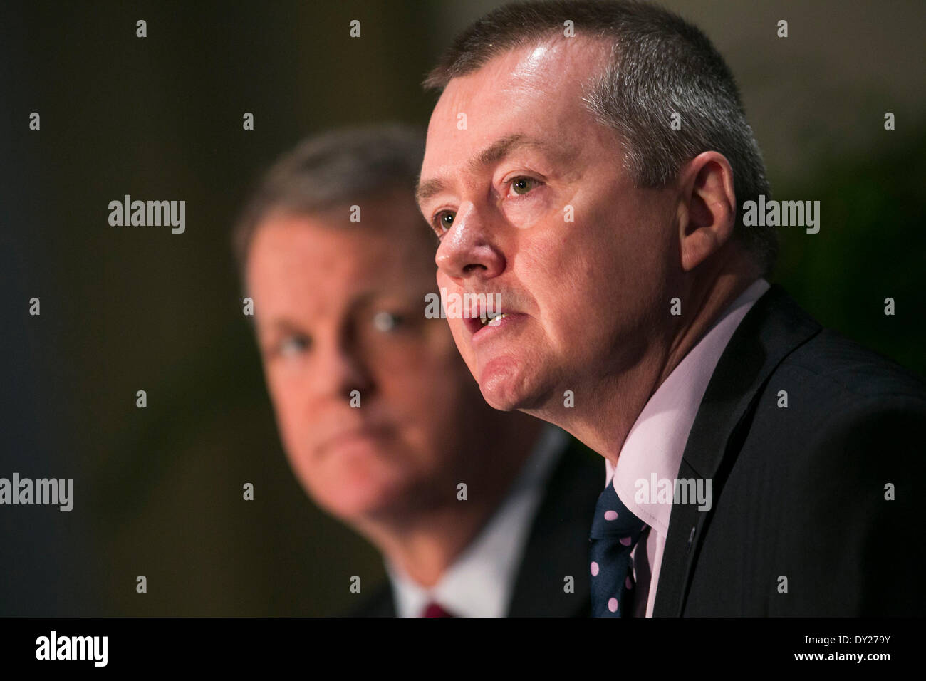 Washington DC, Stati Uniti d'America . 03 apr 2014. Douglas Parker, Chief Executive Officer di American Airlines Group, sinistra e Willie Walsh, Chief Executive Officer, International Consolidated Airlines Group S.A., destra parlare in Stati Uniti Camera di Commercio di fondazione xiii aviazione annuale Vertice di Washington D.C., il 3 aprile 2014. Credito: Kristoffer Tripplaar/Alamy Live News Foto Stock