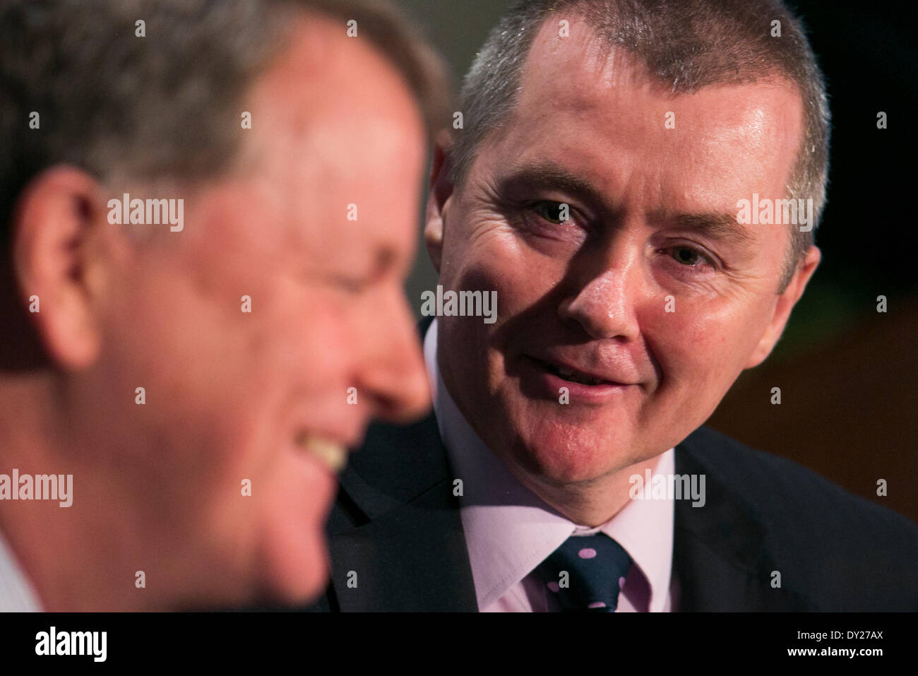 Washington DC, Stati Uniti d'America . 03 apr 2014. Douglas Parker, Chief Executive Officer di American Airlines Group, sinistra e Willie Walsh, Chief Executive Officer, International Consolidated Airlines Group S.A., destra parlare in Stati Uniti Camera di Commercio di fondazione xiii aviazione annuale Vertice di Washington D.C., il 3 aprile 2014. Credito: Kristoffer Tripplaar/Alamy Live News Foto Stock