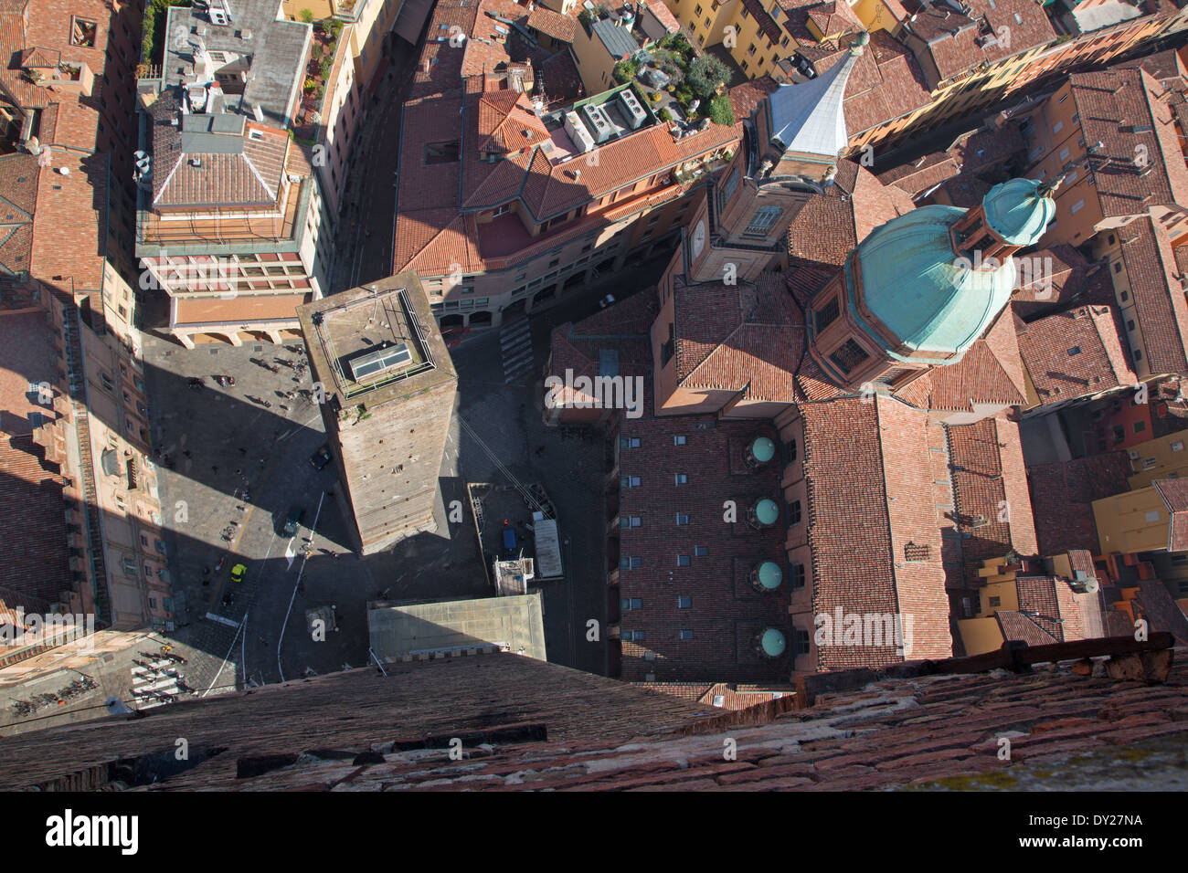 Bologna - Guardare giù dalla Torre Asinelli a Torre Garisenda e chiesa di st. Bartolomeo e Gaetano. Foto Stock