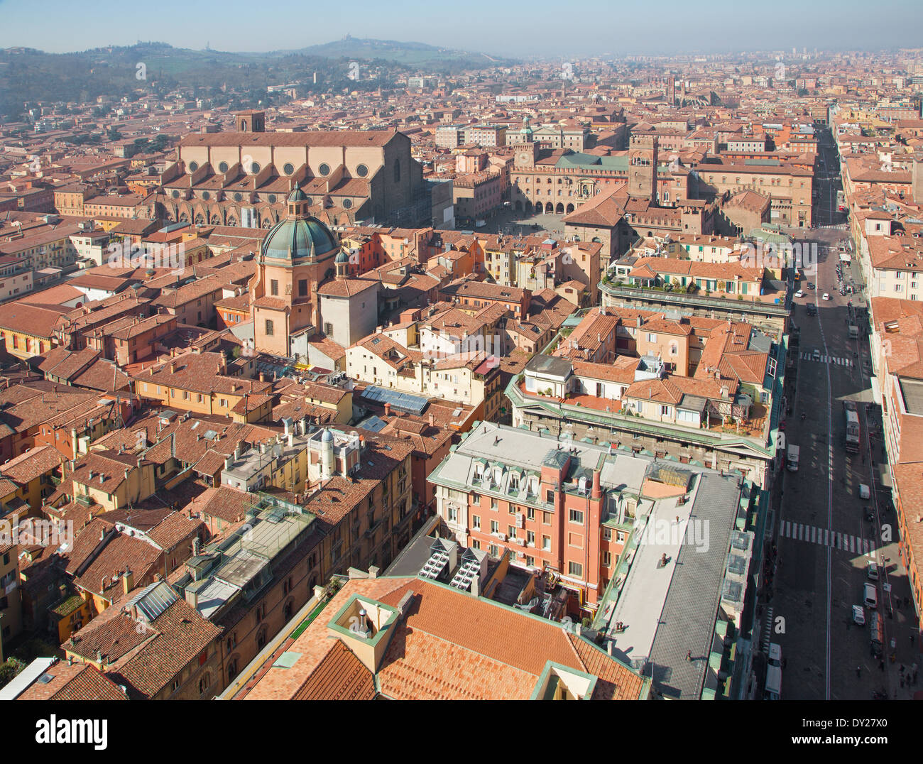 Bologna - Outlook dalla Torre Asinelli a Dom e Palazzo Comunale di mattina Foto Stock