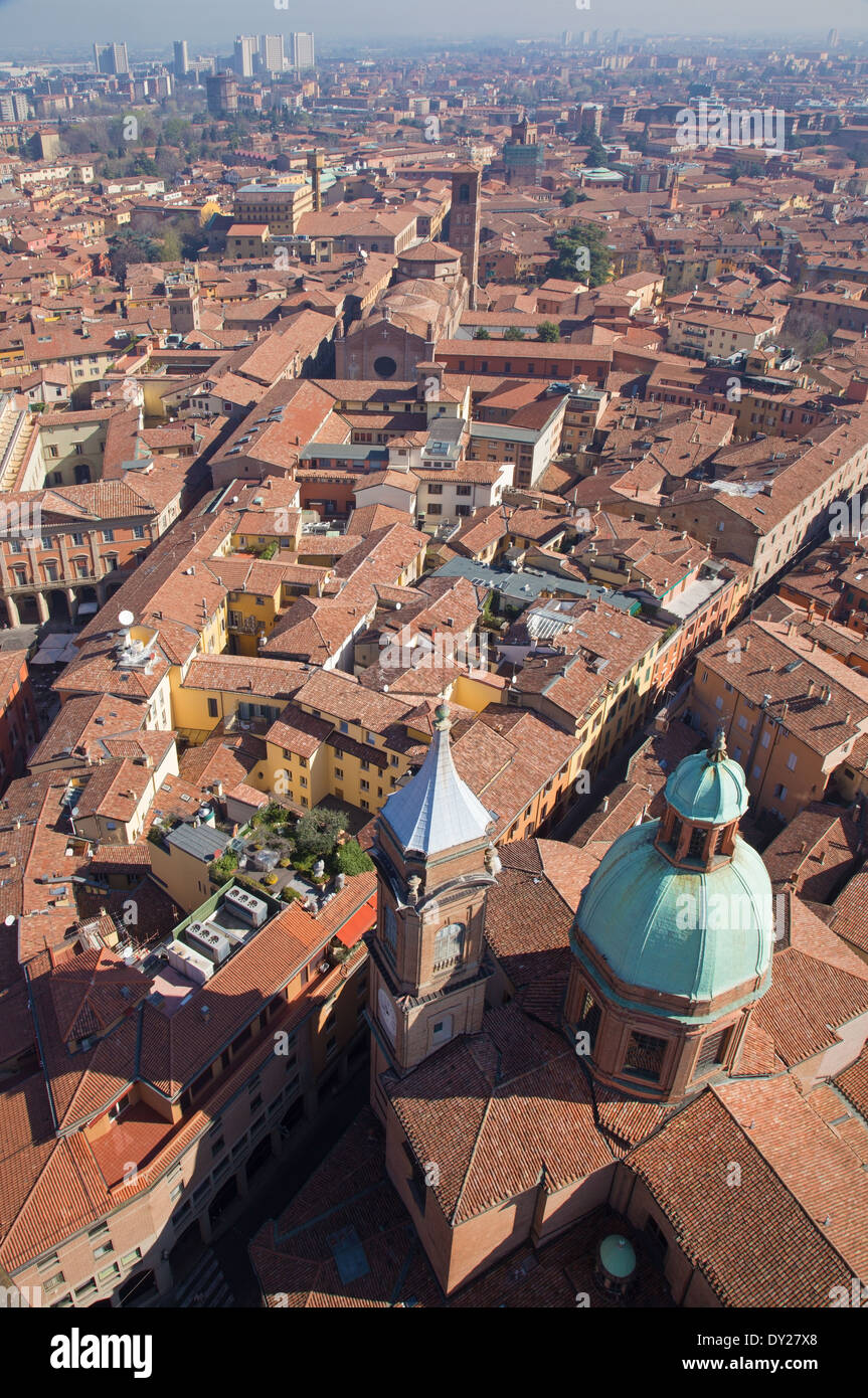 Bologna - Guardare giù dalla Torre Asinelli alla chiesa di st. Bartolomeo e Gaetano. Foto Stock
