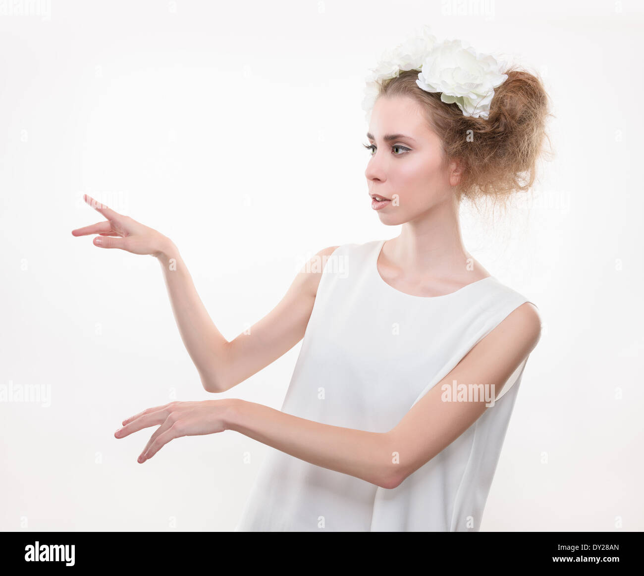 Bella gara donna che indossa testiera e abito bianco Foto Stock