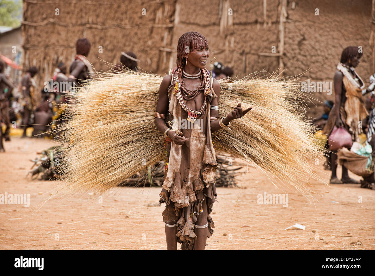 Hamer donna nel mercato Dimeka nella valle dell'Omo, Etiopia Foto Stock