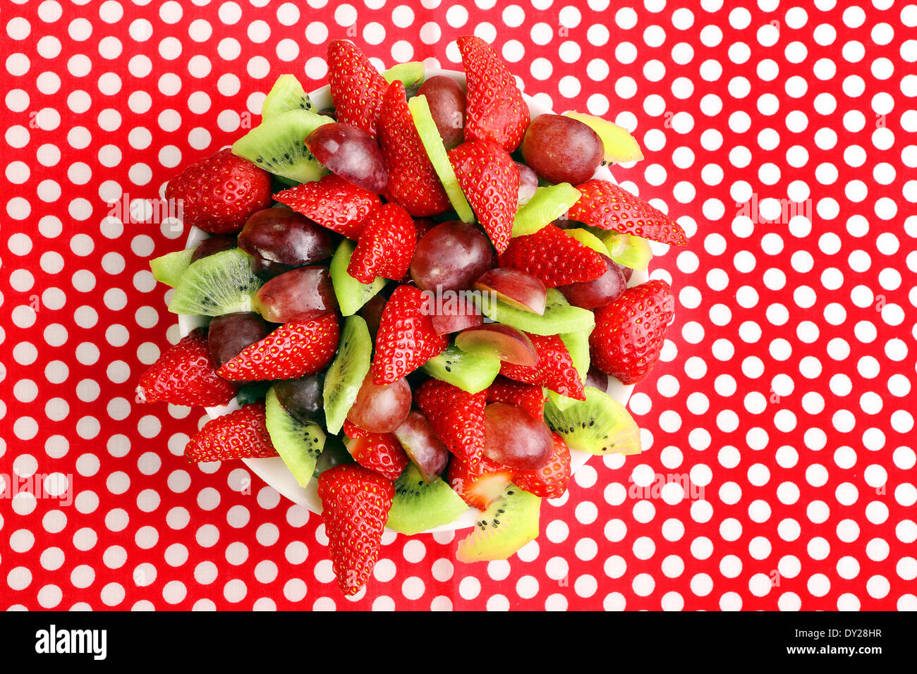 Macedonia di frutta con fragole, uva e kiwi Foto Stock