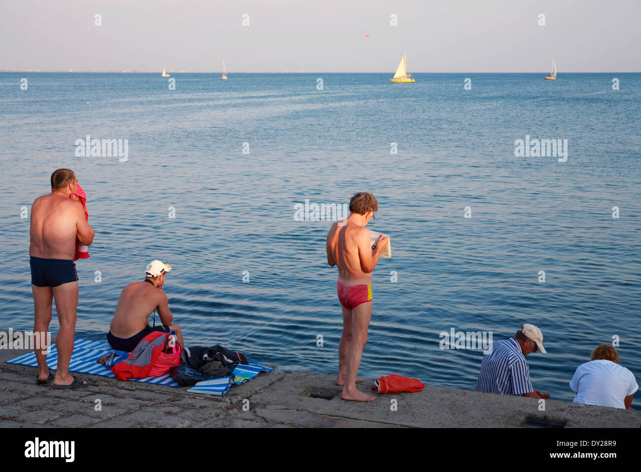 Crimea, Mar Nero. Vacanzieri sul terrapieno Evpatoria Foto Stock