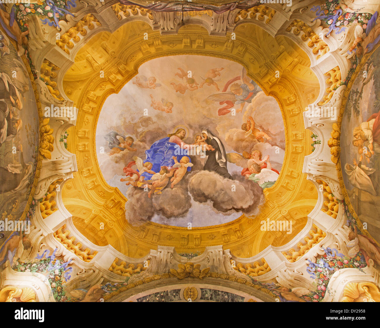 BOLOGNA, Italia - 17 Marzo 2014: Cupola e affresco (san e la Vergine Maria) dalla cappella nella chiesa barocca di San Michele in Bosco. Foto Stock