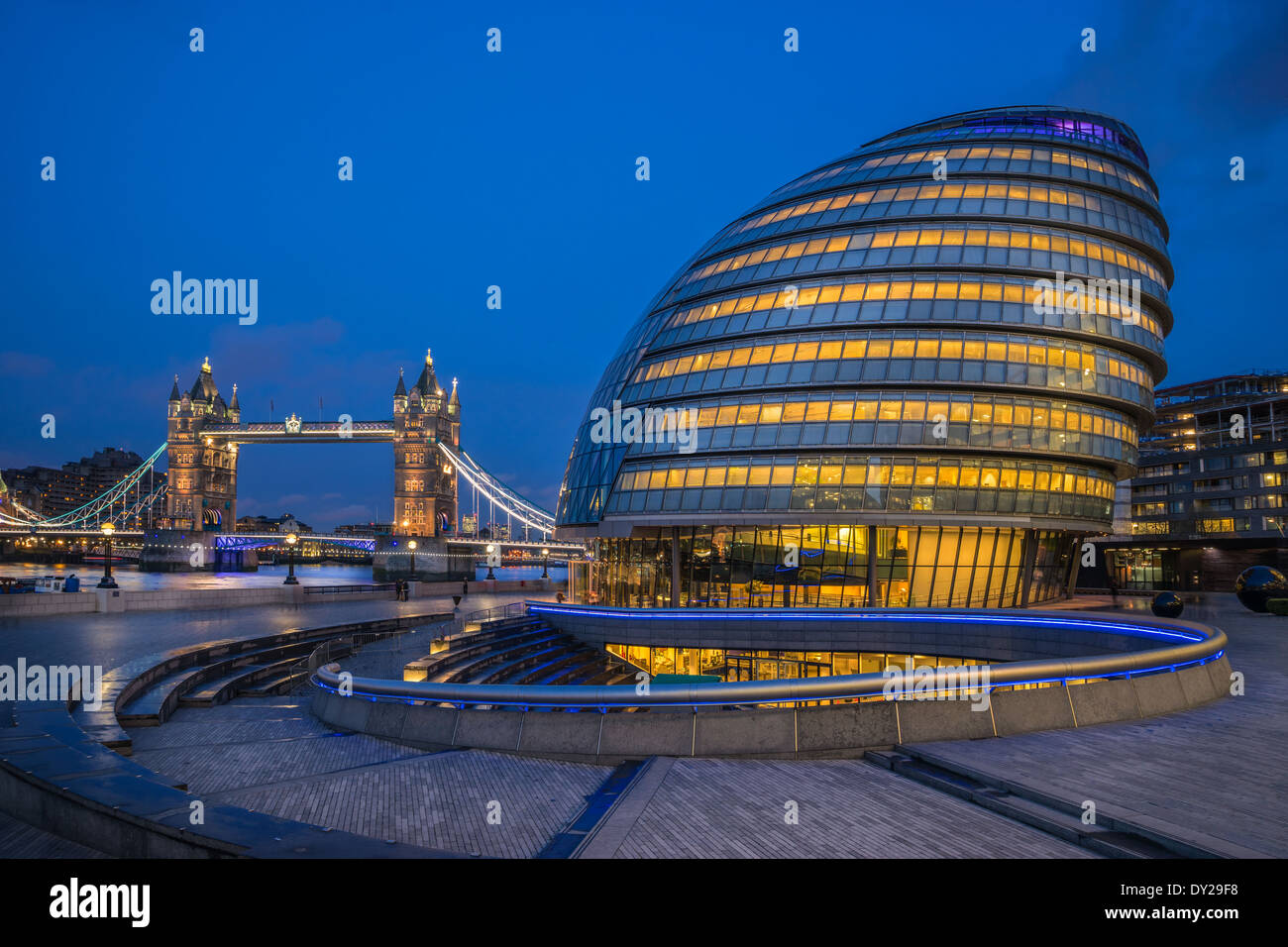 Il Tower Bridge e il City Hall di Londra Foto Stock
