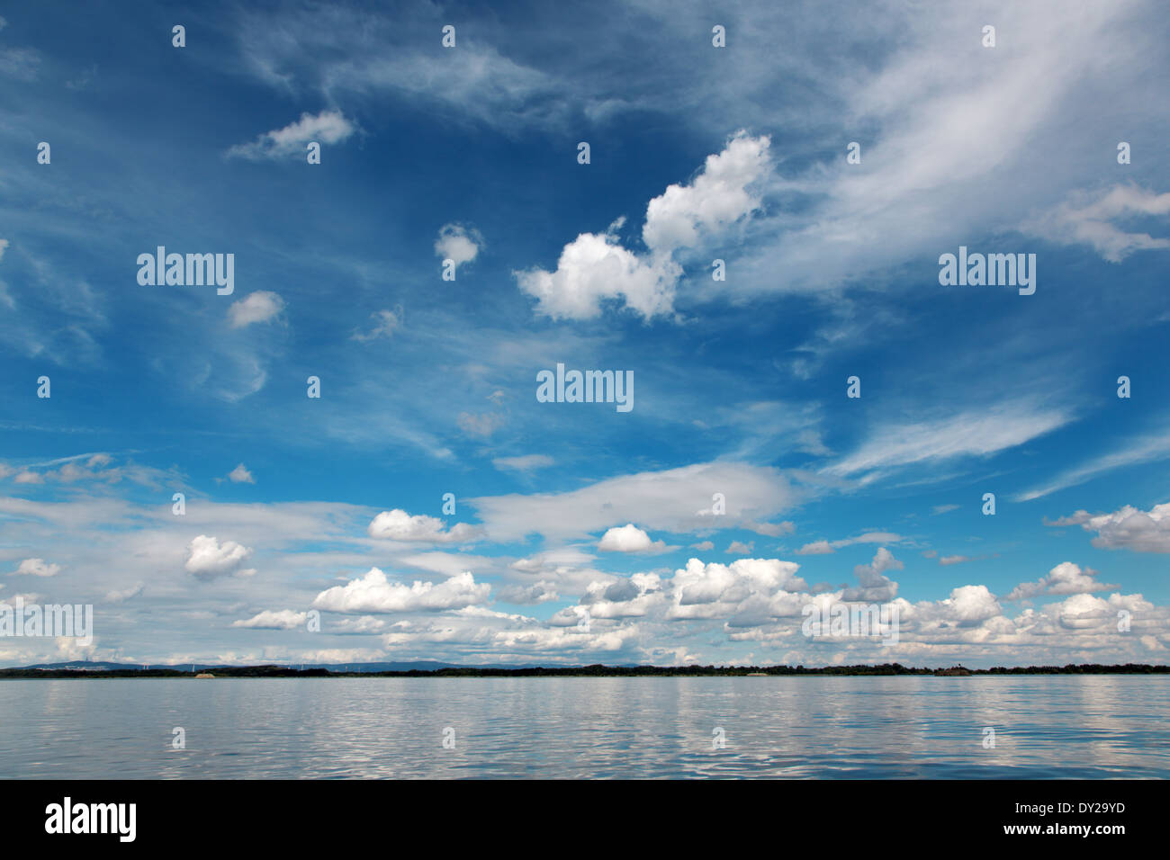 Estate idilliaco cloudscape oltre Cunovo barrage sul Danubio - Slovacchia Foto Stock