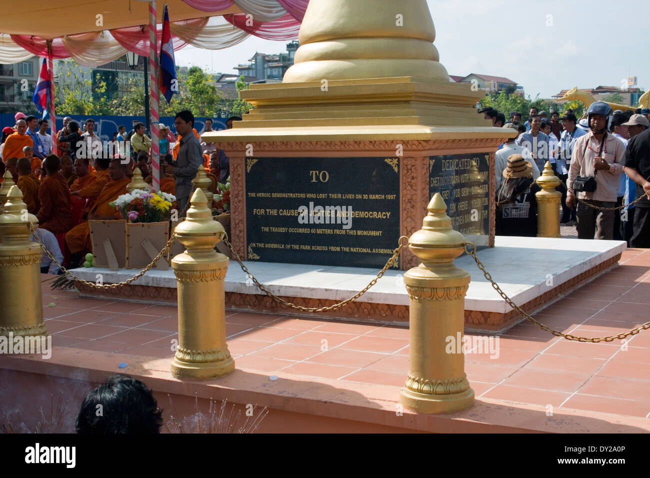 Persone stanno raccogliendo attorno a un memoriale rilevando i nomi delle vittime di un attacco granata alla cerimonia di premiazione a Phom Penh Cambogia. Foto Stock