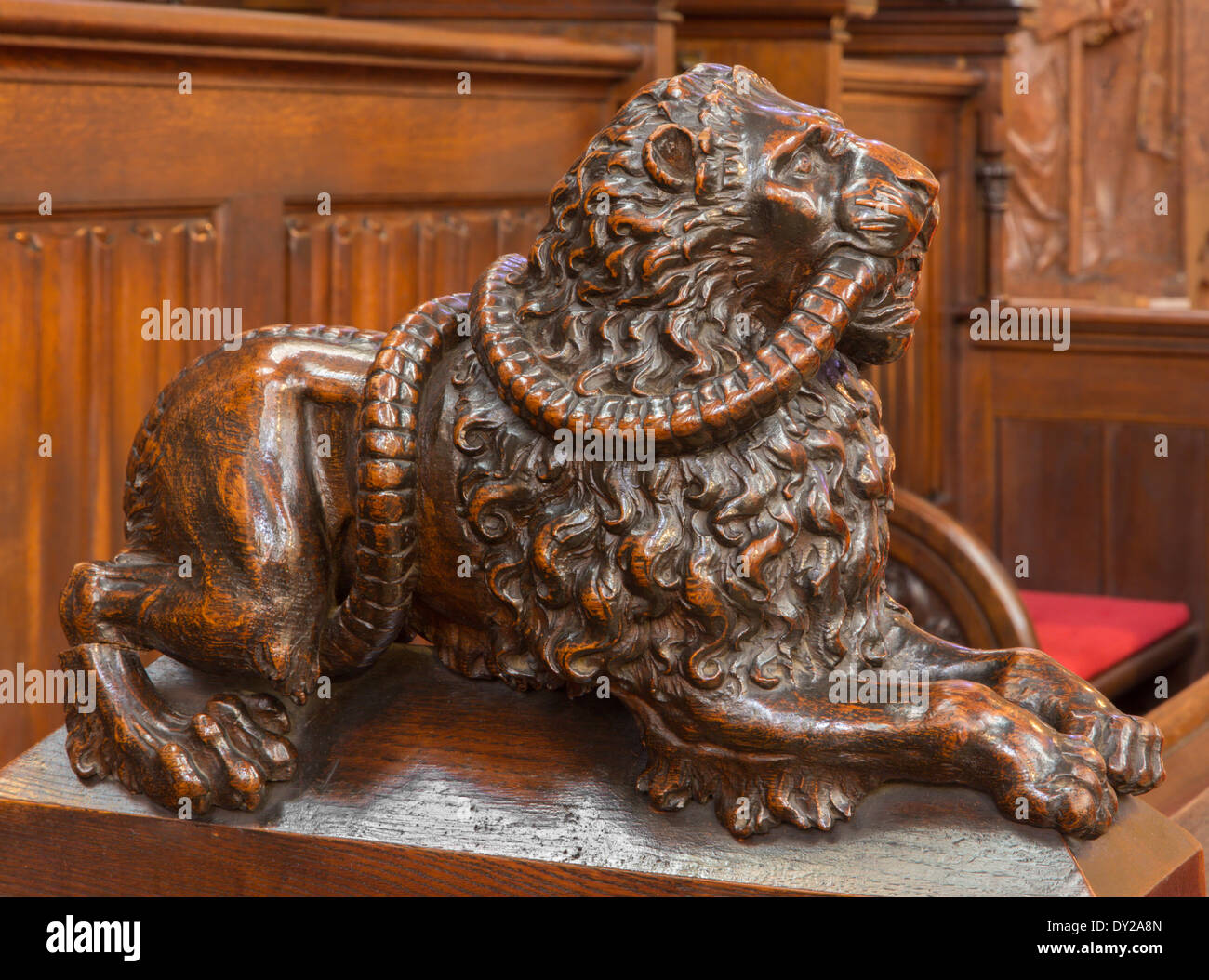 BRATISLAVA, Slovacchia - 11 febbraio 2014: Lion scolpita scultura simbolica da st. Martins cattedrale Foto Stock