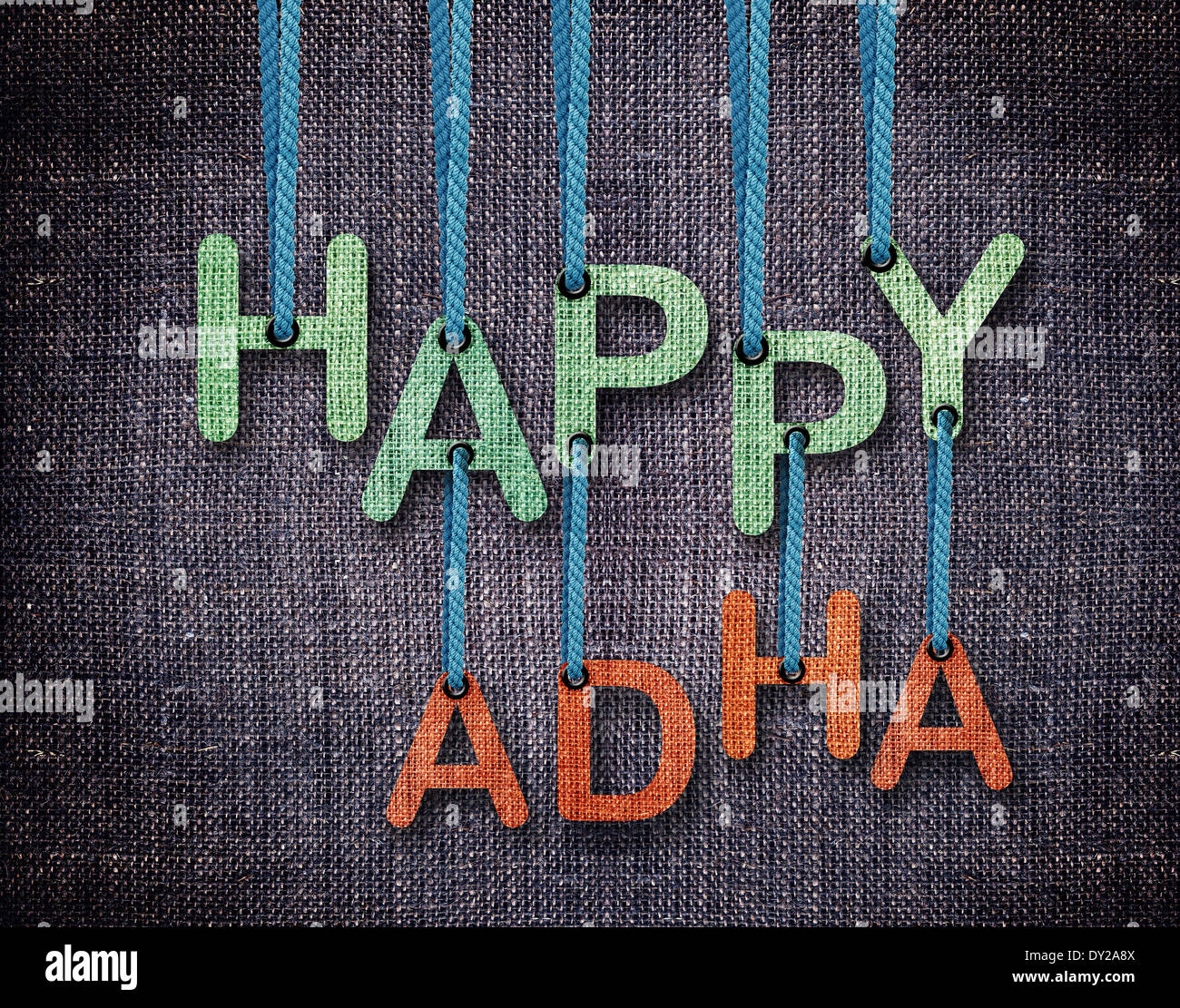 Happy Adha lettere appendere le stringhe con sacco blu sullo sfondo. Foto Stock