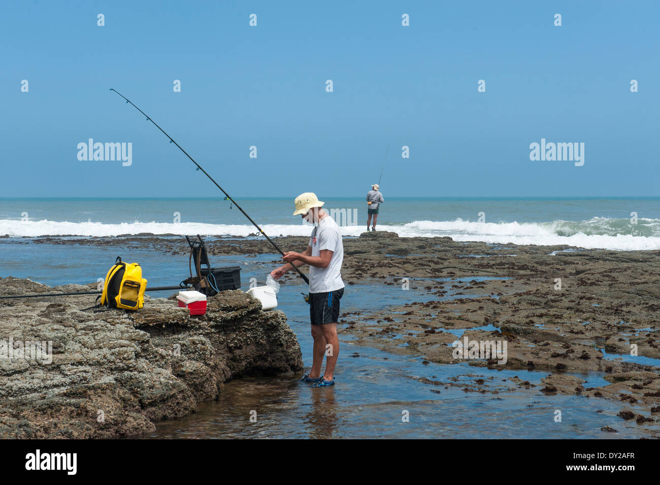 Il pescatore la preparazione di esche per angolo, Morgan Bay, Città del Capo orientale, Sud Africa Foto Stock