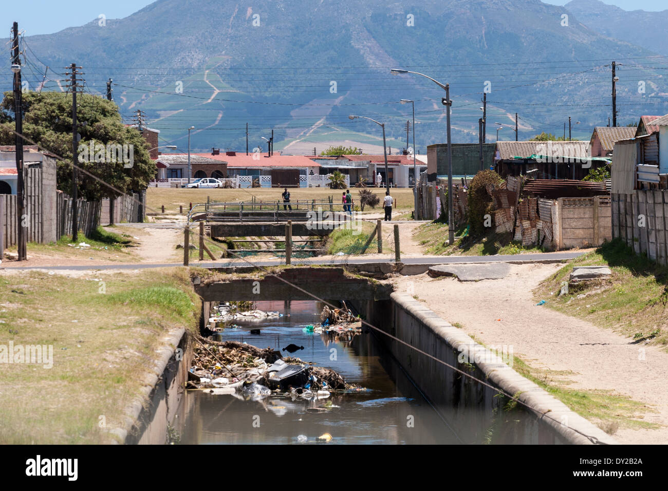 Rifiuti oggetto di dumping in un canale in ritiro, Cape Town, Western Cape, Sud Africa Foto Stock