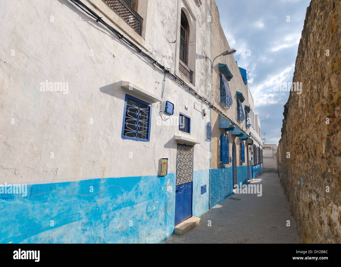 Strada stretta nella vecchia Medina. Storica la parte centrale della città di Tanger, Marocco Foto Stock