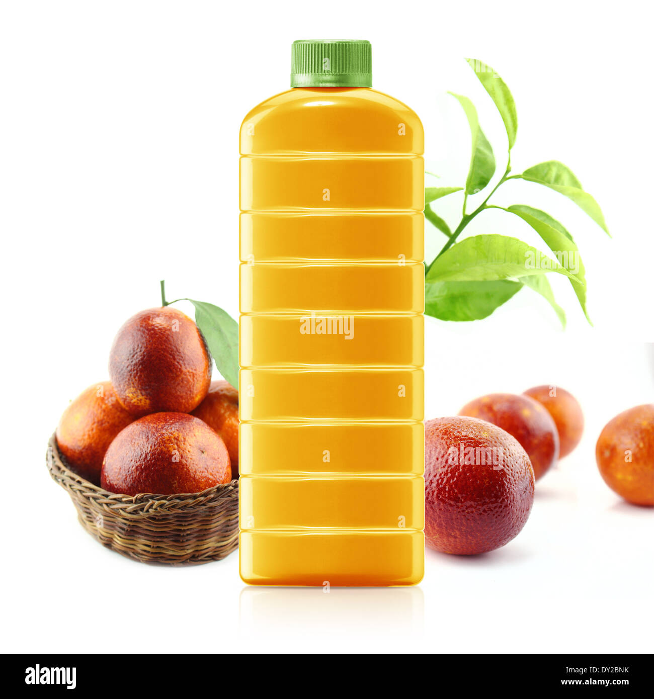 Rosso il succo di arancia in un contenitore in plastica caraffa con succo di arancia e foglie su uno sfondo bianco. Foto Stock