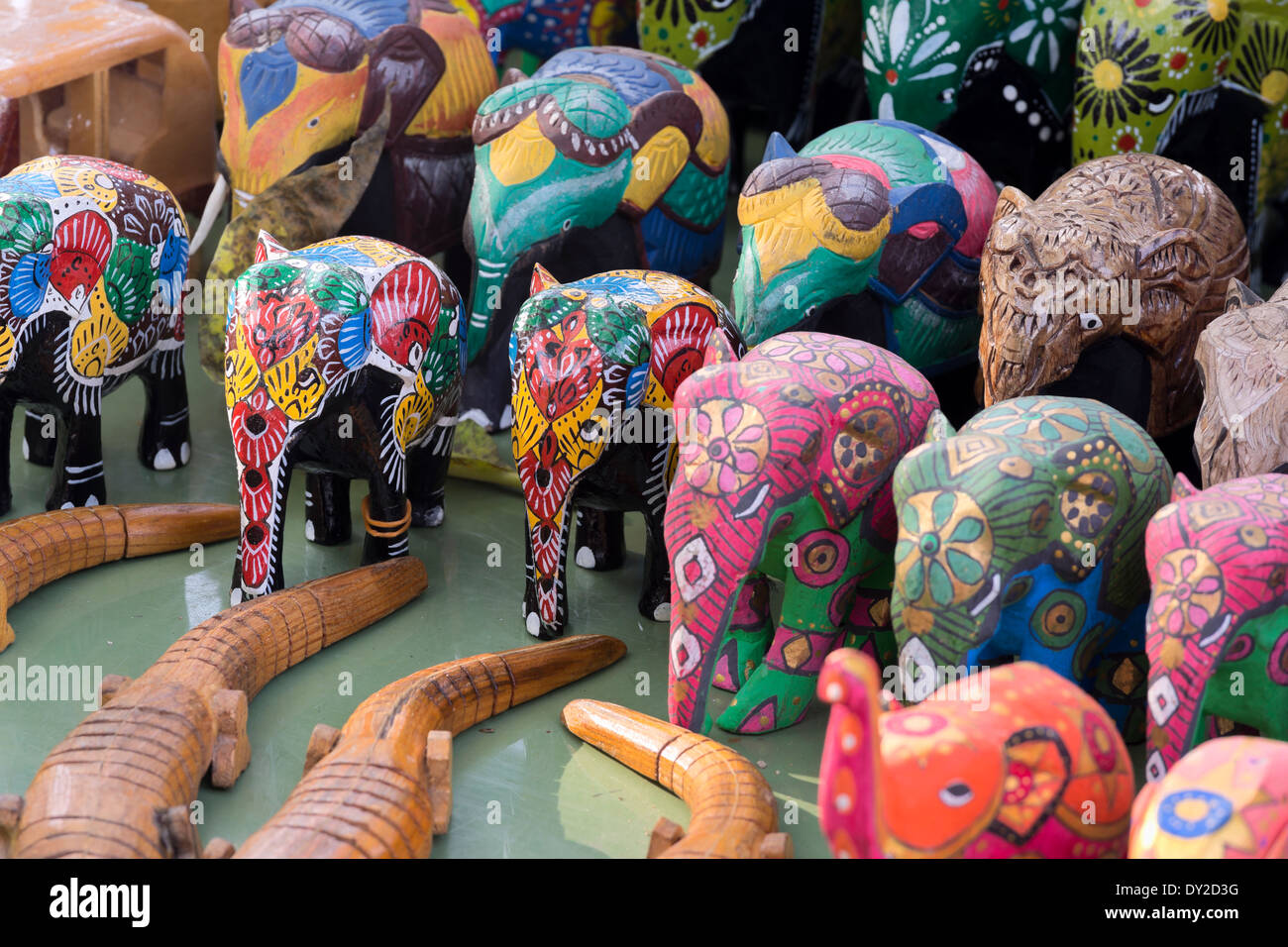 Kandy, Sri Lanka. Legno intagliato dipinto di elefanti per la vendita su un mercato in stallo Foto Stock