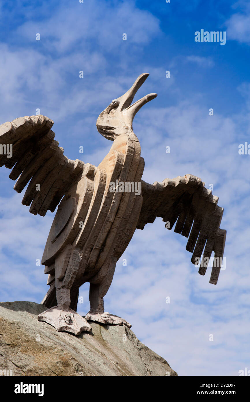 Regno Unito, Inghilterra, Lancashire, Morecambe, Marine Road, isola di roccia scultura di uccello Foto Stock