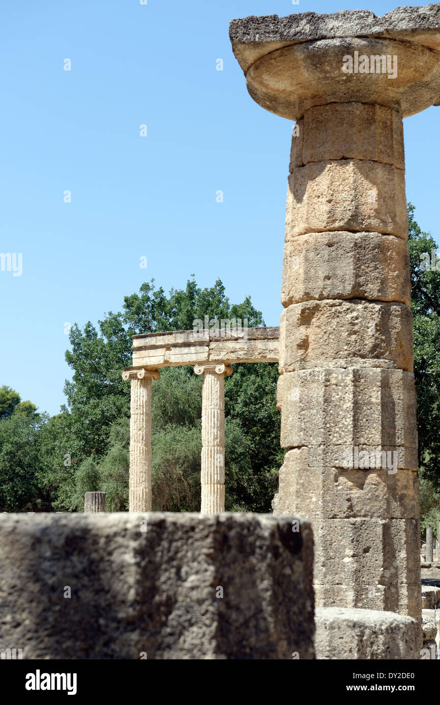 Colonna dal tempio di Hera in background Philippeion circolare Antica Olympia Peloponneso Grecia Olympia è stato Foto Stock