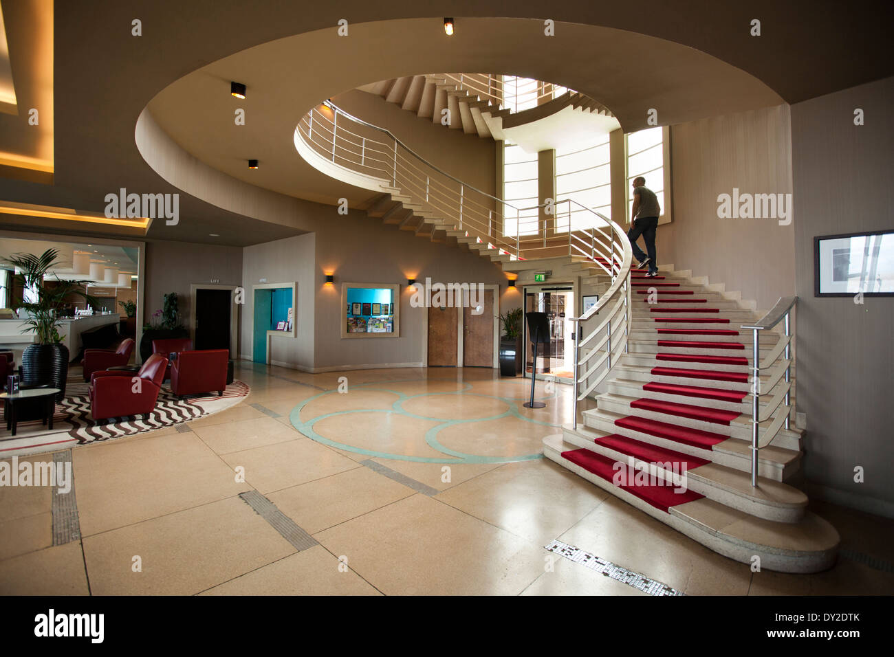 Regno Unito, Inghilterra, Lancashire, Morecambe, Midland Hotel Art Deco scala circolare in ingresso Foto Stock