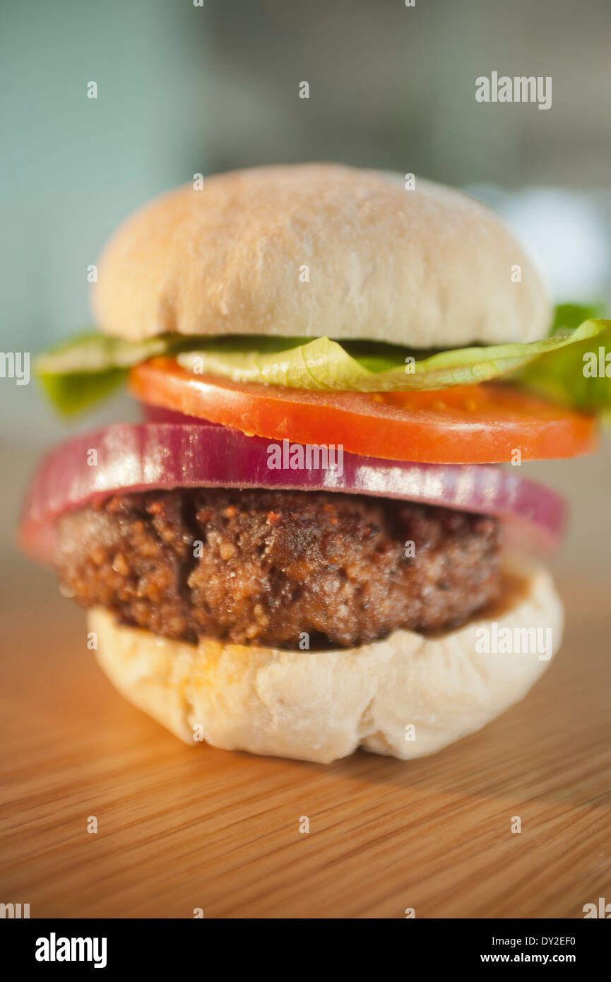 Hamburger classico con insalata in un pane bianco bun Foto Stock