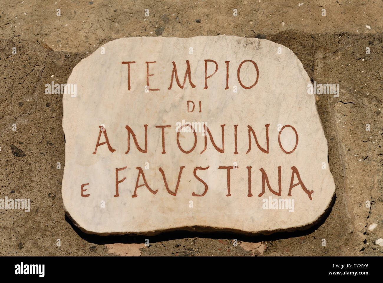 Segno del Tempio di Antonino e Faustina sul Foro Romano Roma Italia Foto Stock