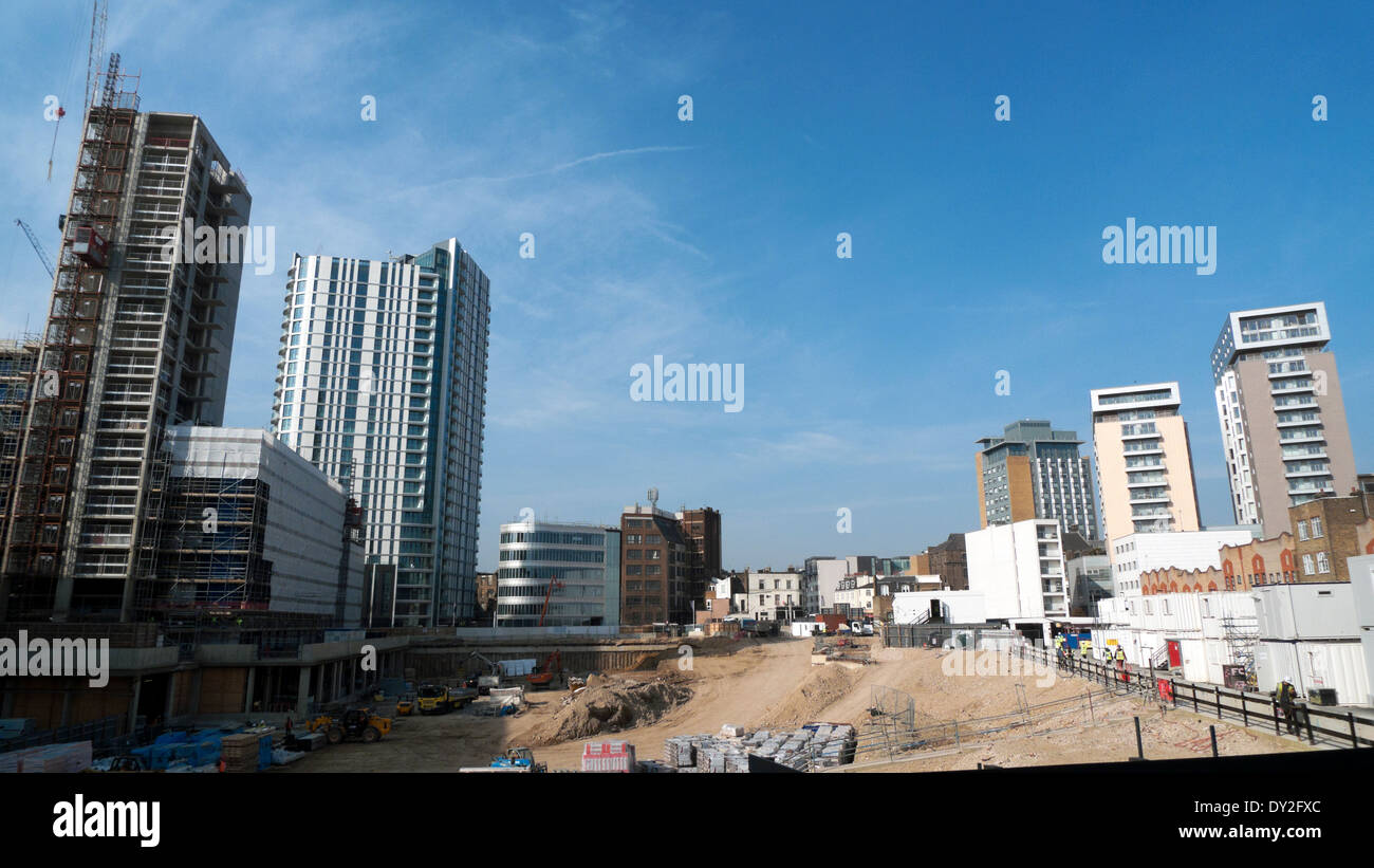 Nuovo impiego misto lo sviluppo di proprietà sito in costruzione a Goodman i campi a Tower Hamlets, London E1, England Regno Unito KATHY DEWITT Foto Stock