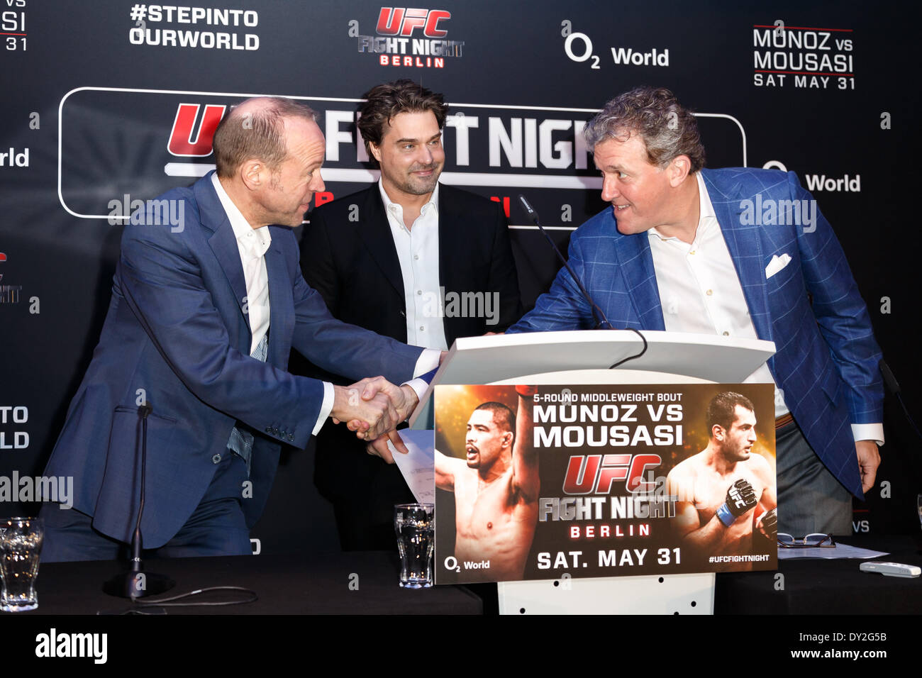 Berlino, Germania. 3 apr, 2014. FIGHT NIGHT BERLINO, UFC conferenza stampa e foto chiamata con headline fighters Mark Munoz e Gegard Mousasi (lotta al 31 maggio) e UFC MD per EMEA, Garry Cook. O2 World di Berlino ospiterà la UFC per la prima volta in quello che sarà il terzo evento per l'organizzazione in Germania./Immagine: Michael Hapka, O2 Arena CEO agitare le mani con UFC MD per EMEA, Garry Cook © Reynaldo Paganelli/NurPhoto/ZUMAPRESS.com/Alamy Live News Foto Stock