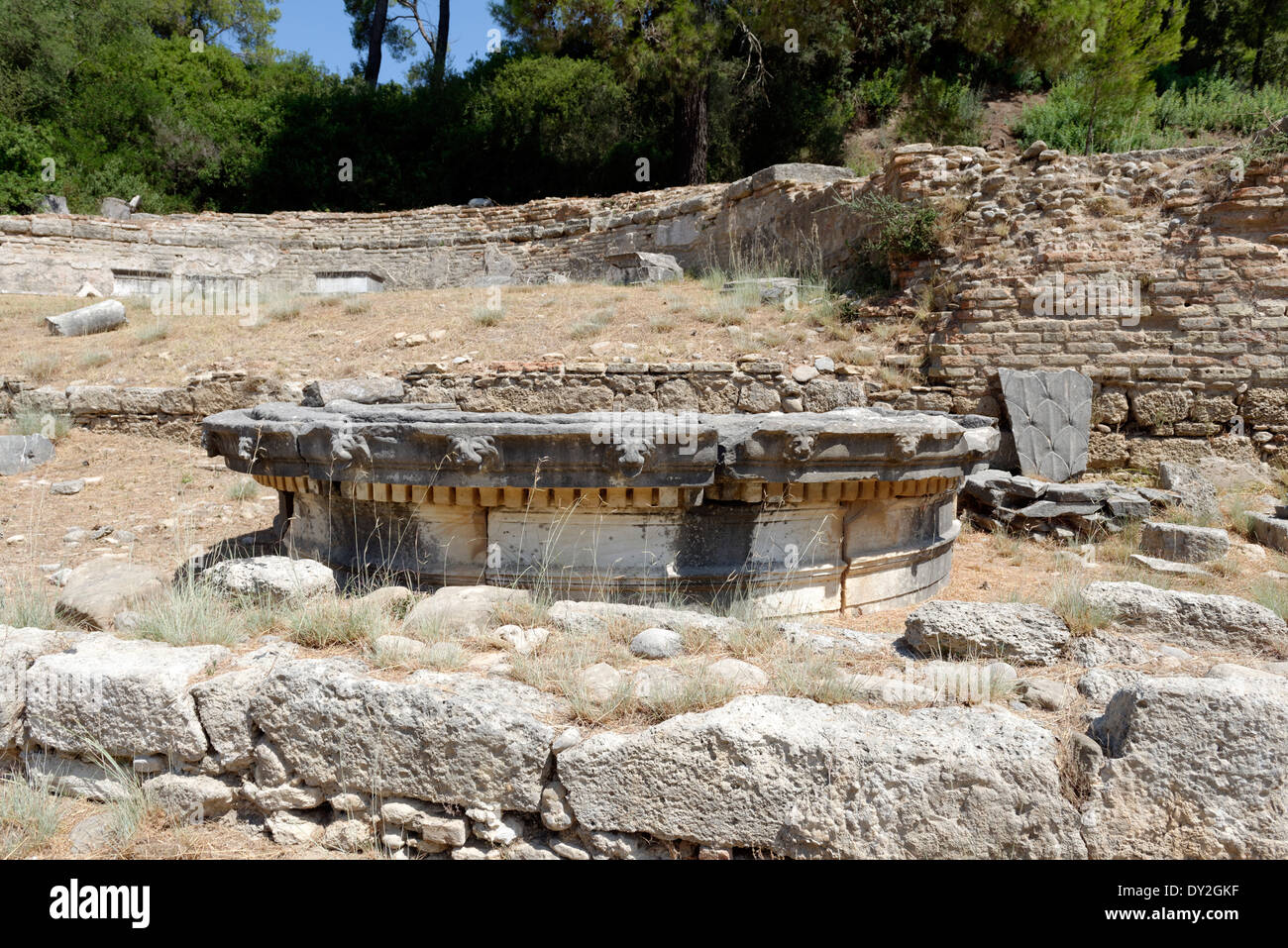 Decorativo tempio circolare cornicione da ninfeo o Esedra di Erode Attico, Antica Olympia,Grecia Foto Stock