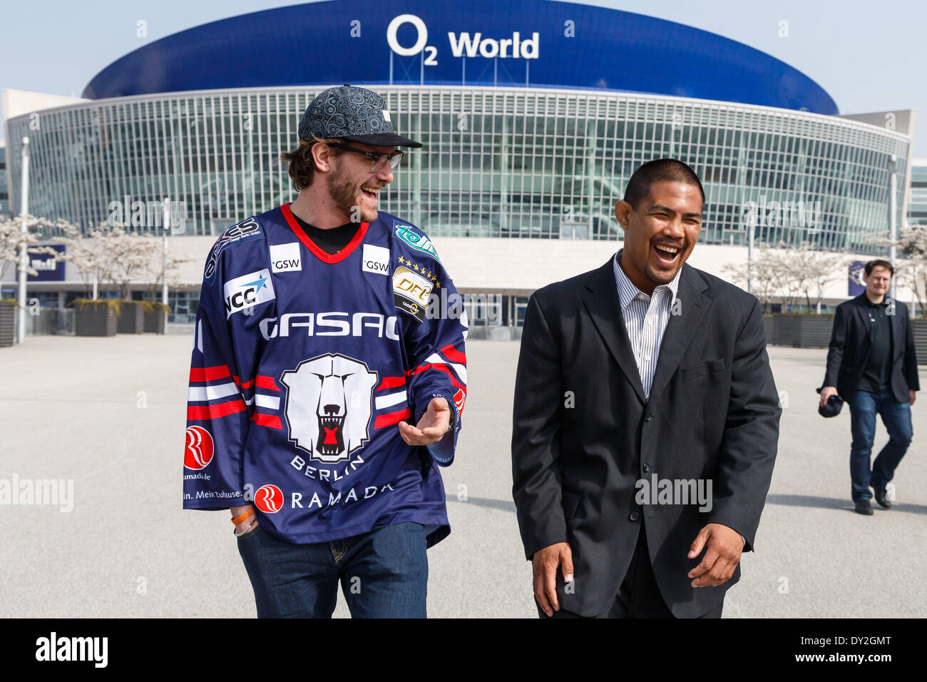 Berlino, Germania. 3 apr, 2014. FIGHT NIGHT BERLINO, UFC conferenza stampa e foto chiamata con headline fighters Mark Munoz e Gegard Mousasi (lotta al 31 maggio) e UFC MD per EMEA, Garry Cook. O2 World di Berlino ospiterà la UFC per la prima volta in quello che sarà il terzo evento per l'organizzazione in Germania./Immagine: UFC fighters Mark Munoz e Gegard Mousasi © Reynaldo Paganelli/NurPhoto/ZUMAPRESS.com/Alamy Live News Foto Stock