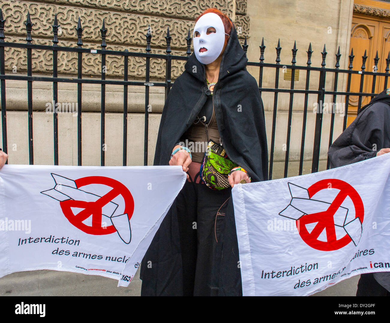 Parigi, Francia. manifestanti azienda banner di maschere, locale organizzazione Anti-Nuclear protestando contro le armi nucleari , presso il ministro della Difesa edificio, 'sortir-du-nucleare", Foto Stock