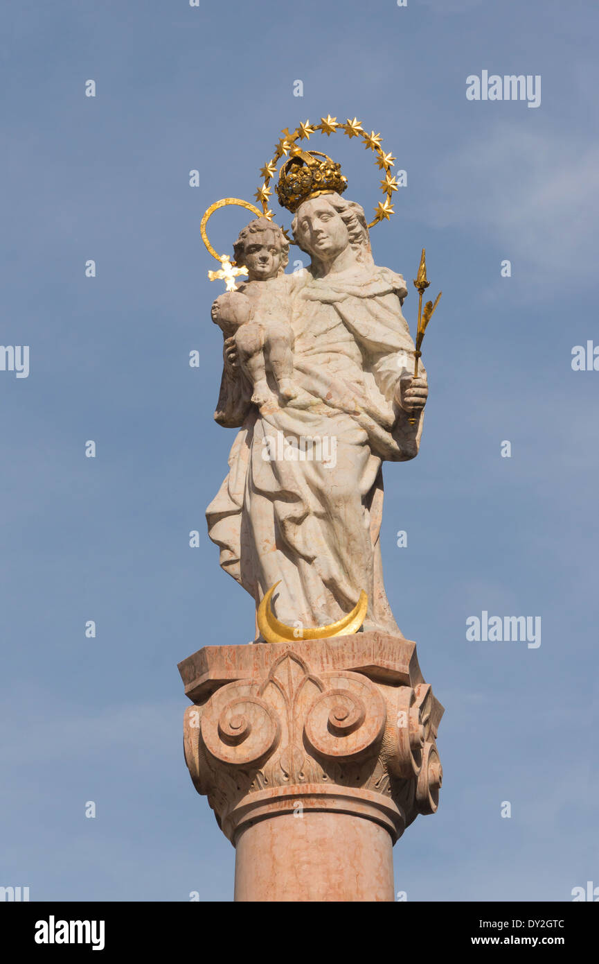 1700 la statua della Madonna con Bambino, parte superiore del 'Mariensäule', Murnau am Staffelsee, Baviera, Germania. Foto Stock