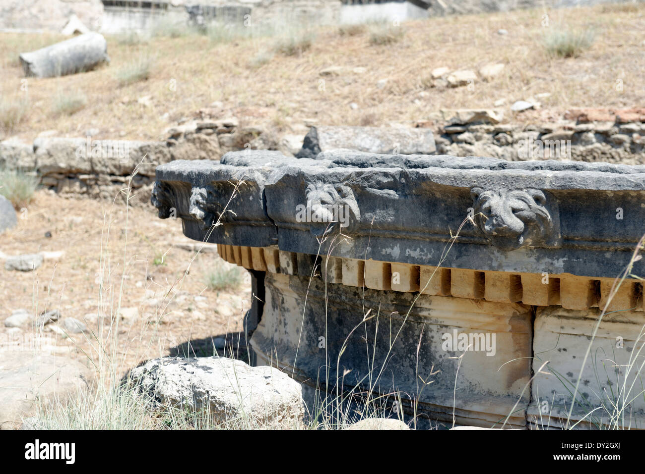 Decorativo tempio circolare cornicione da ninfeo o Exedra Herodes Atticus Antica Olympia Peloponneso Grecia Foto Stock