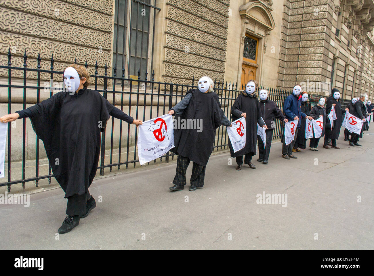Parigi, Francia. manifestanti azienda banner di maschere, locale organizzazione Anti-Nuclear protestando contro le armi nucleari , presso il ministro della Difesa edificio, 'sortir-du-nucleare", Foto Stock
