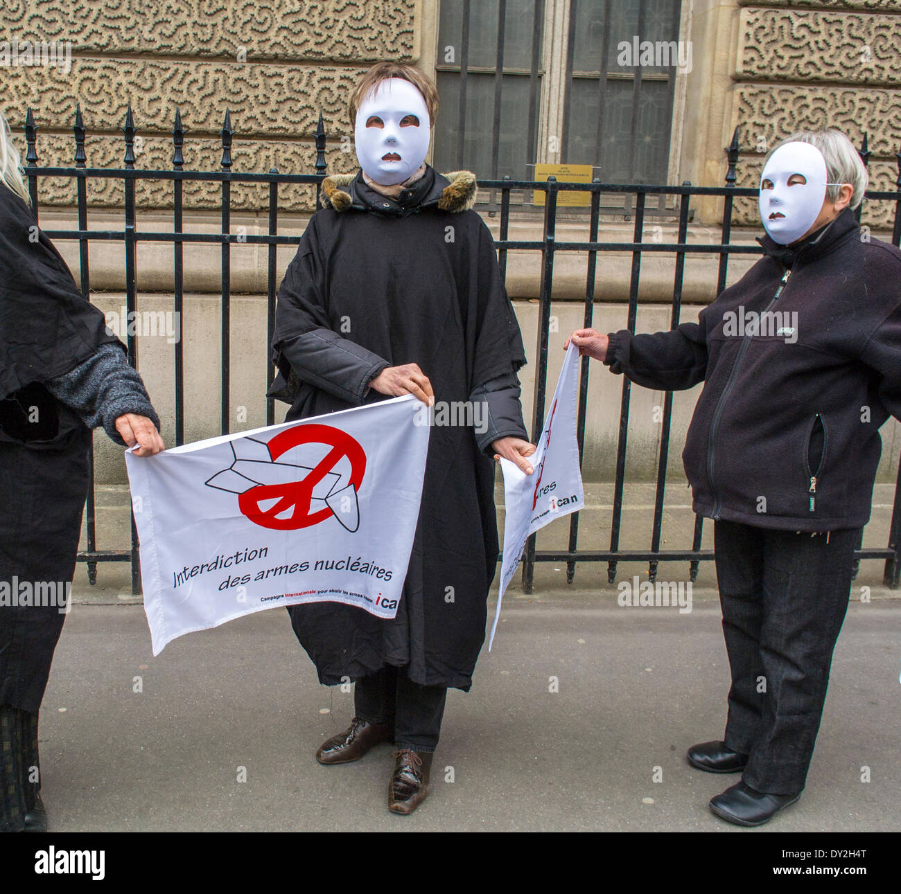 Parigi, Francia. Manifestanti che tengono bandiere in maschere, Organizzazione Anti-nucleare locale che protesta contro le armi nucleari, al Minster of Defense Building, 'sortir-du-nucleare », politica internazionale Foto Stock