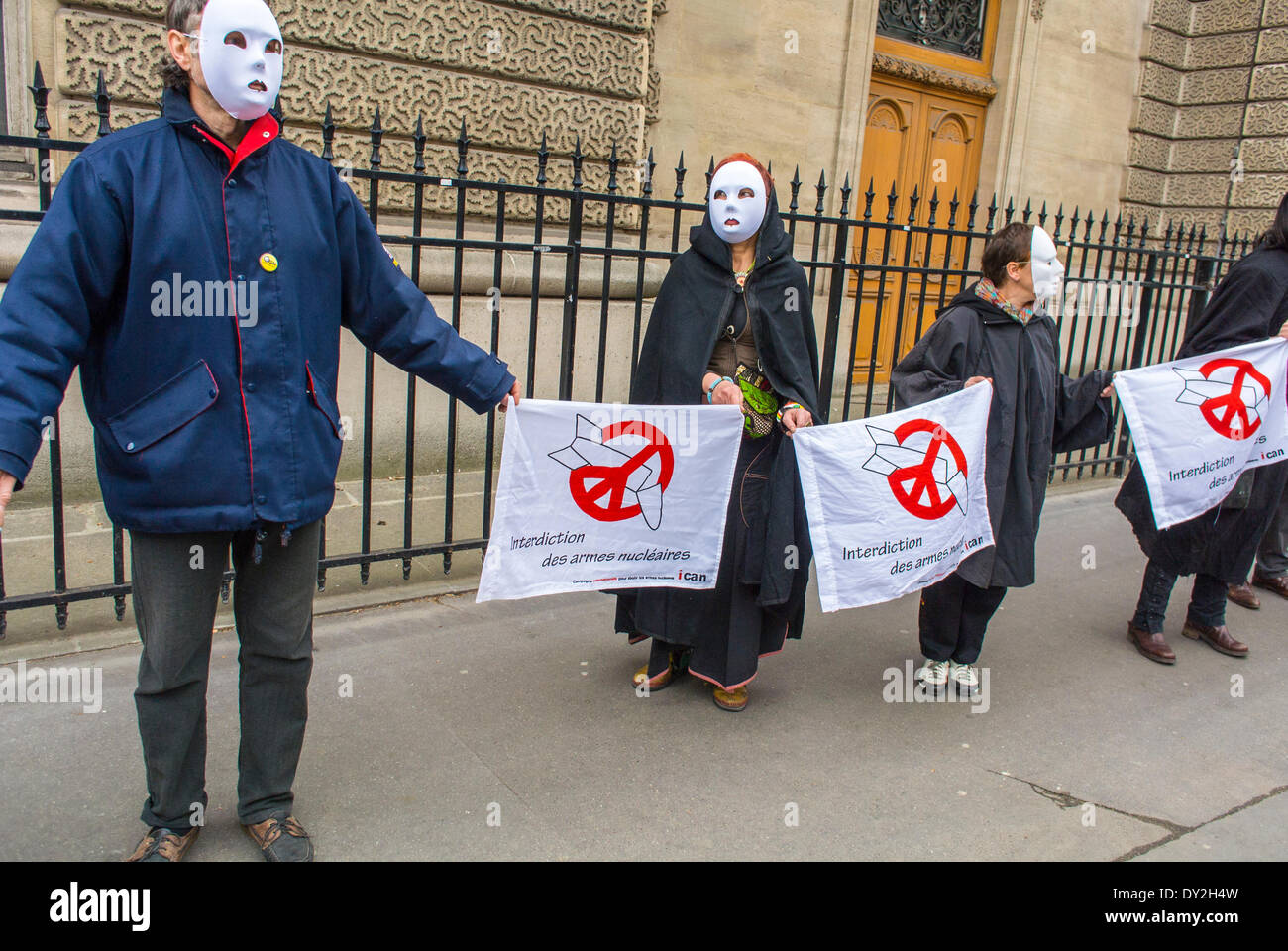 Parigi, Francia, gruppo di manifestanti francesi che tengono manifestanti di protesta in maschera, Organizzazione locale anti-nucleare che protesta contro le armi nucleari , presso il Minster of Defense Building, 'sortir-du-nucleare', protesta per la pace Foto Stock