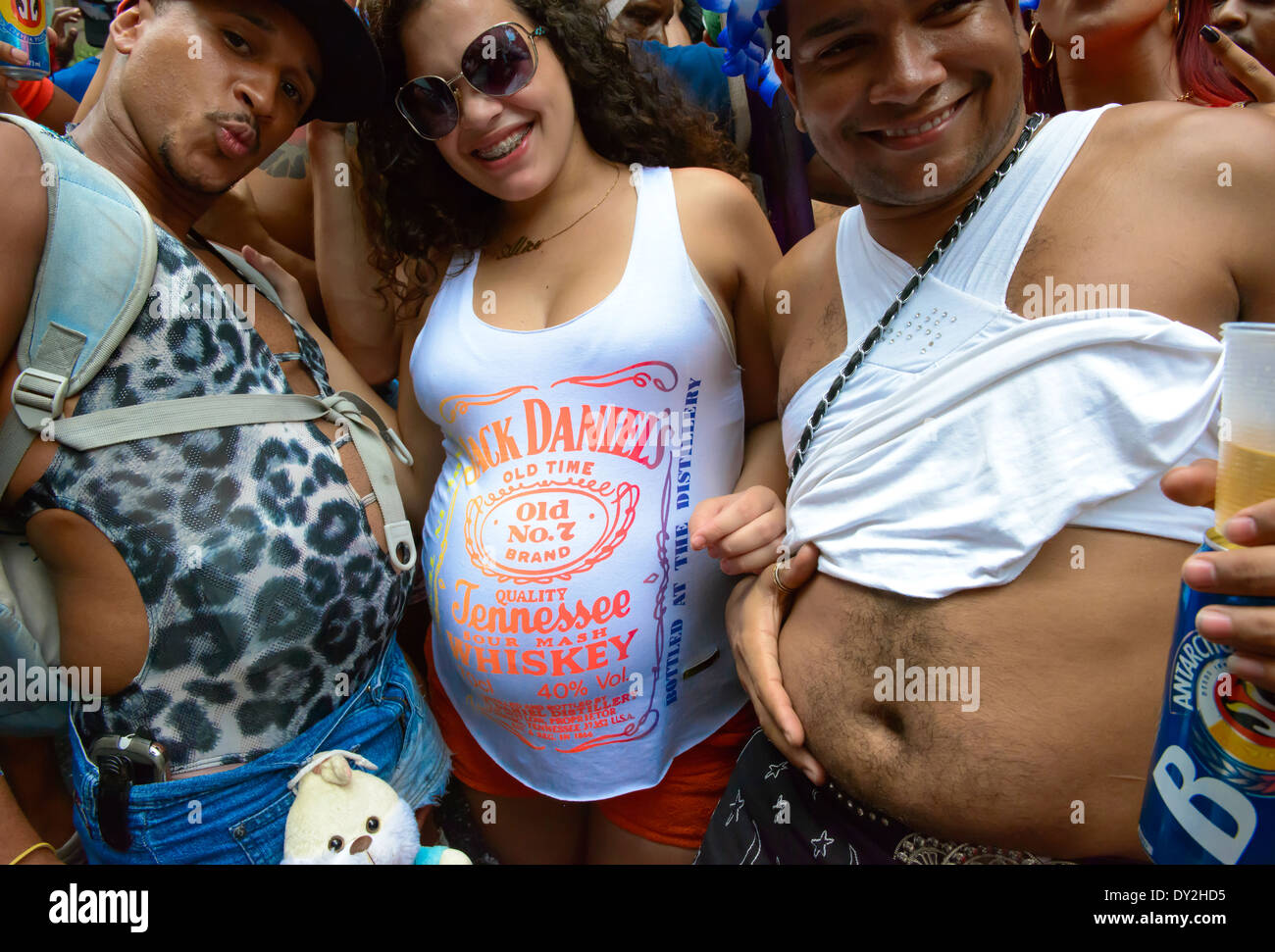 Donna incinta e due amici maschi fingendo di essere incinta a un partito di strada, Rio Carnevale 2014 Foto Stock