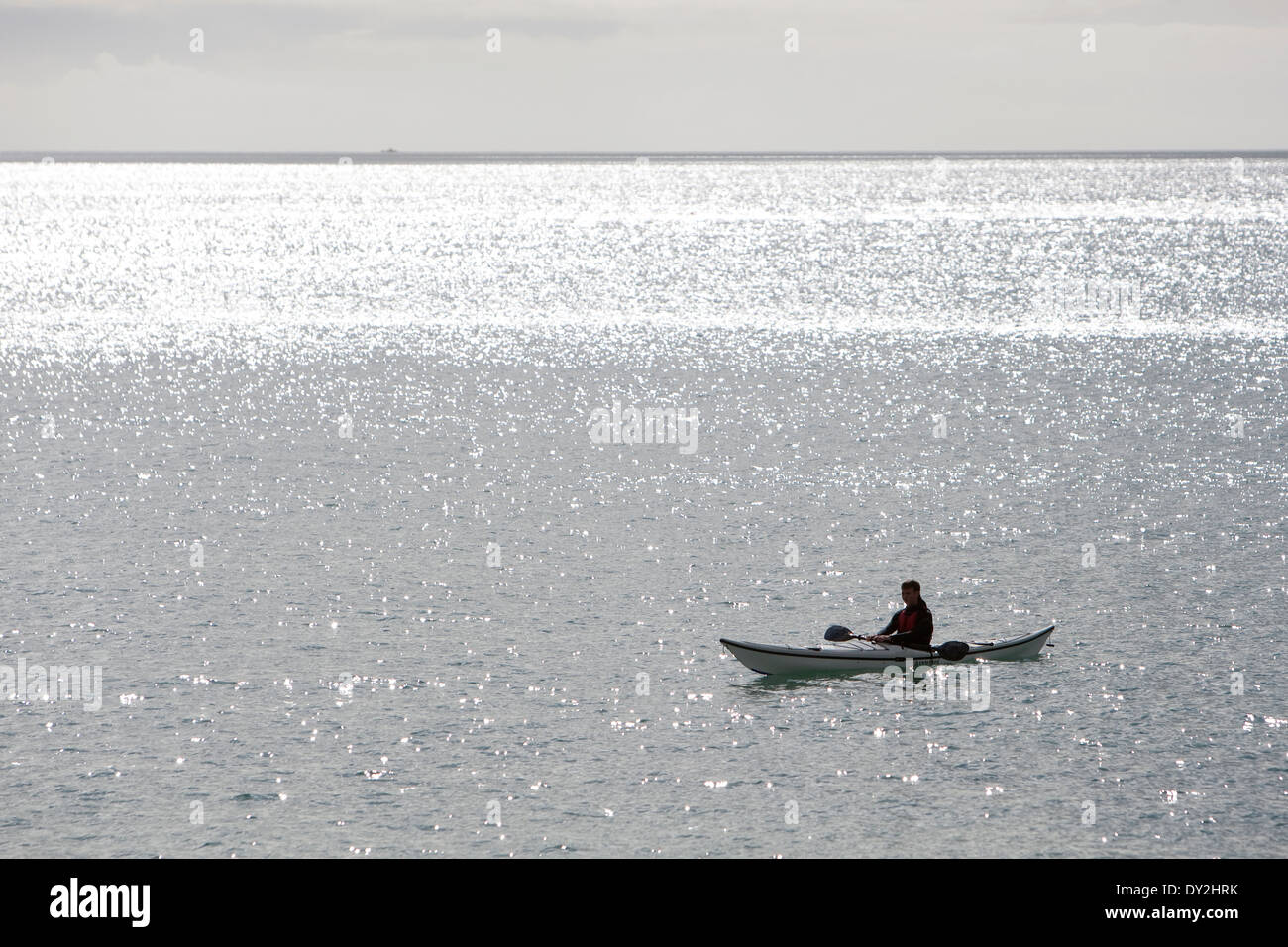 Un kayaker siede nel suo kayak di mare off Maenporth Beach, Falmouth. Foto Stock