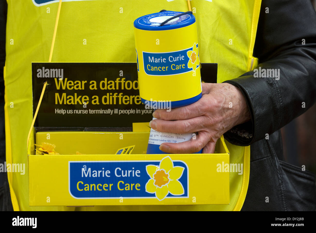 La donna la raccolta di fondi per le borse Marie Curie per la cura del cancro di carità, High Street, Alton, HAMPSHIRE, Regno Unito. Foto Stock