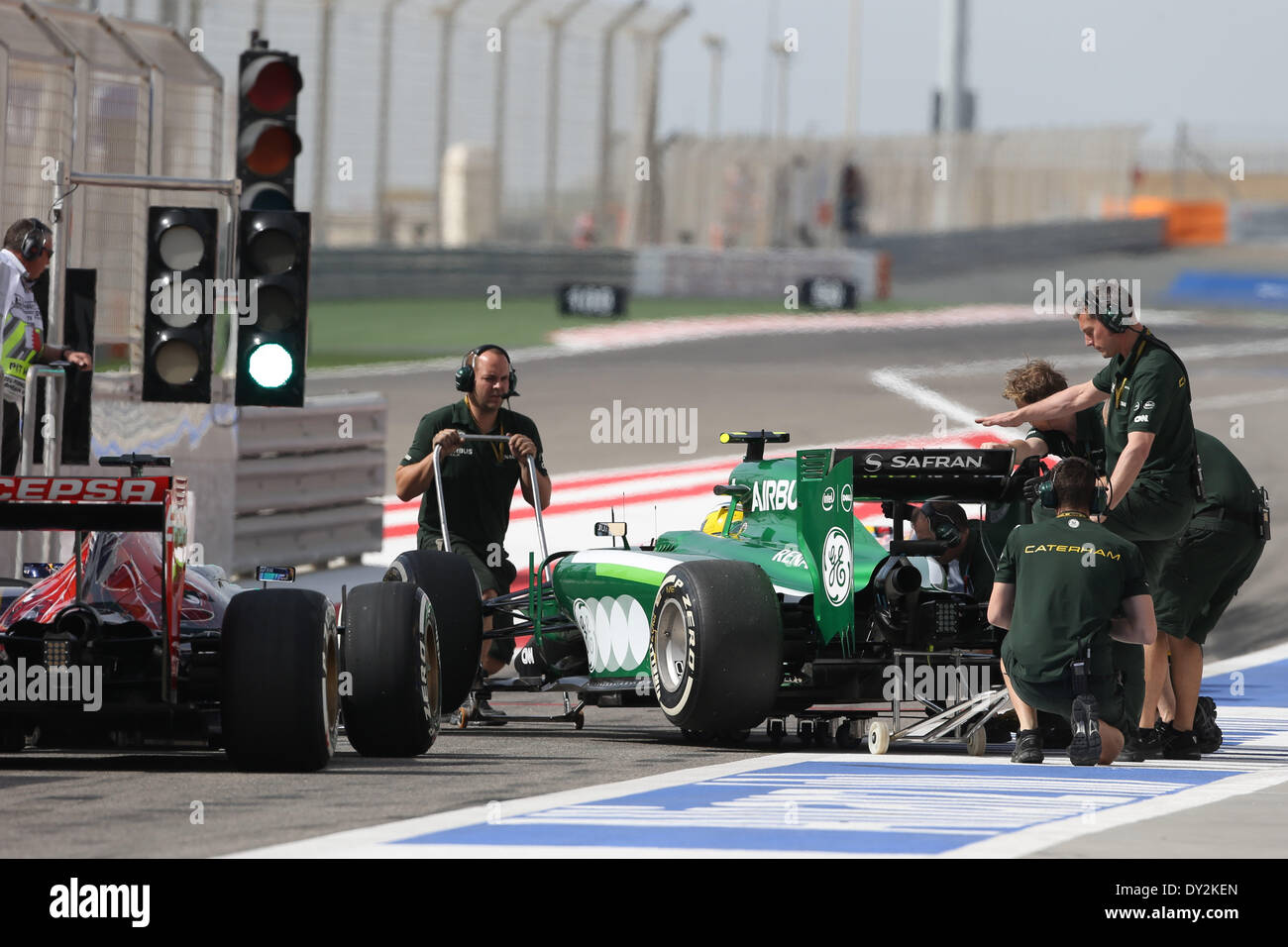 In Bahrain. Il 4 aprile 2014. Marcus Ericsson (SWE) #9, Caterham F1 Team - Formula1 nel Campionato del Mondo 2014 - Rd03, Bahrain Grand Prix al Bahrain International Circuit, Sakhir, Bahrein, venerdì 4 aprile 2014 Credit: dpa picture alliance/Alamy Live News Foto Stock