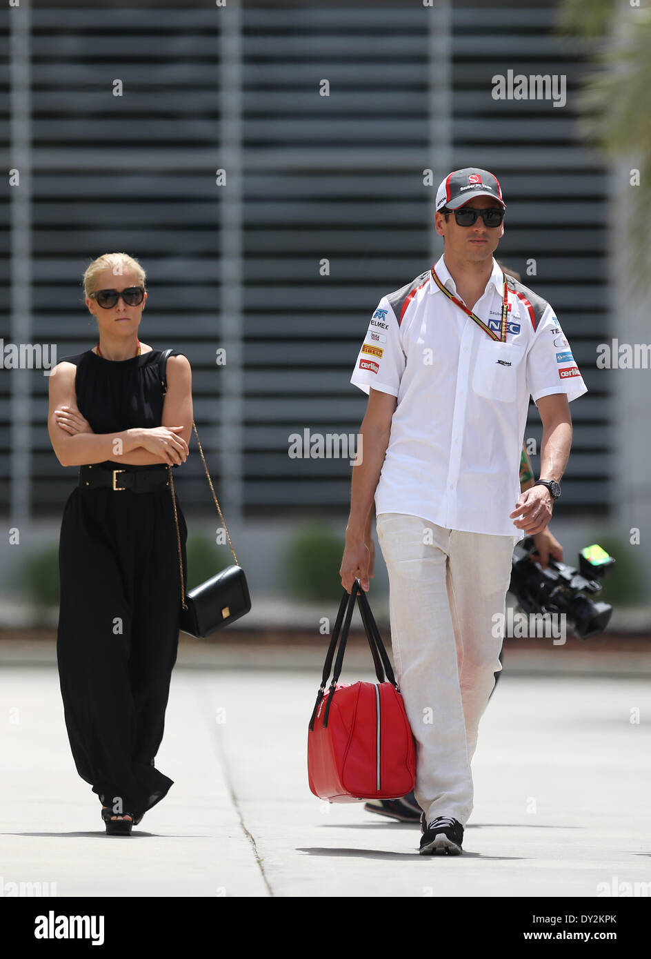 In Bahrain. Il 4 aprile 2014. Adrian Sutil (GER) #99, Sauber F1 Team e la sua fidanzata Jennifer Becks (GER) - Formula1 nel Campionato del Mondo 2014 - Rd03, Bahrain Grand Prix al Bahrain International Circuit, Sakhir, Bahrein, venerdì 4 aprile 2014 Credit: dpa picture alliance/Alamy Live News Foto Stock