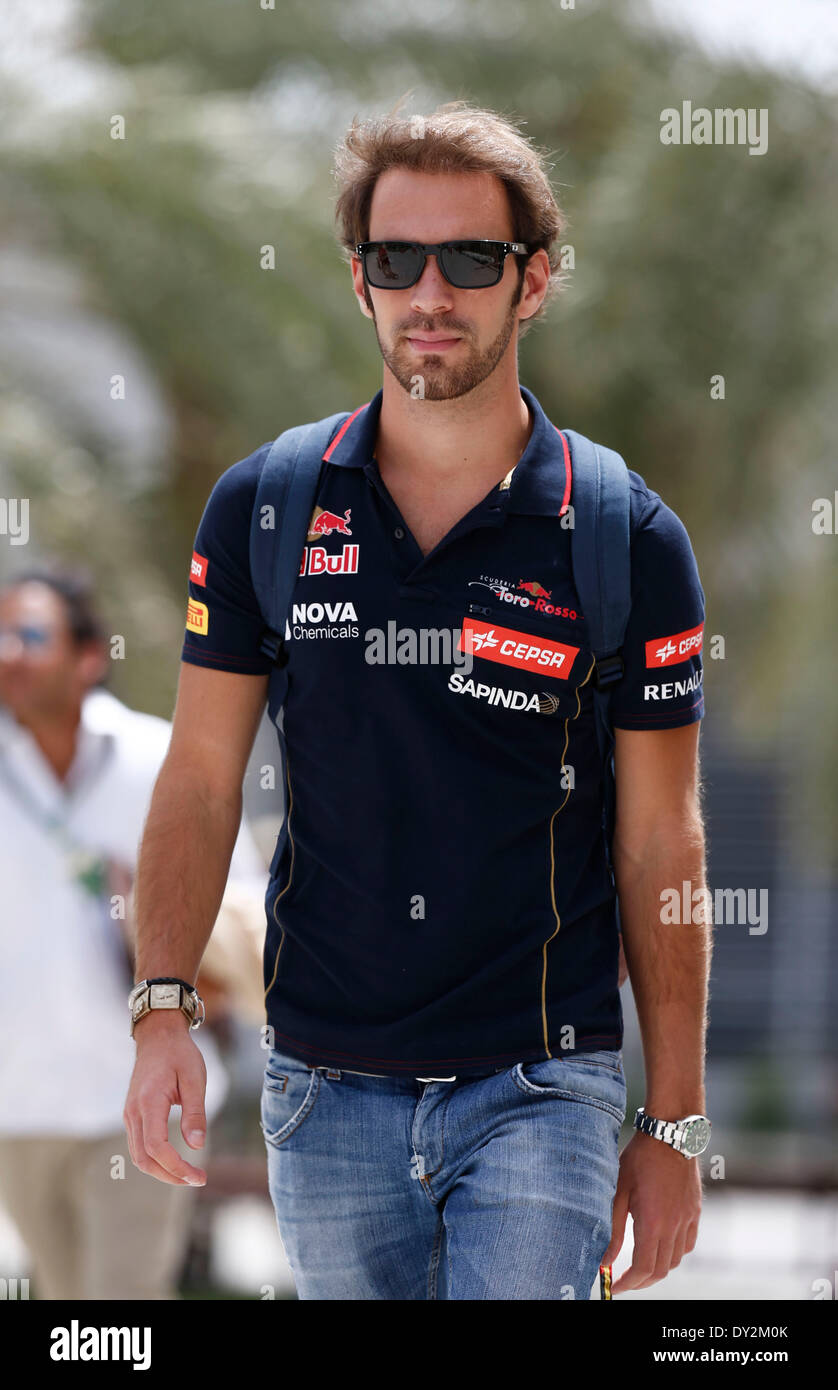 In Bahrain. Il 4 aprile 2014. Motorsports: FIA Formula One World Championship 2014, il Gran Premio del Bahrain, #25 Jean-Eric Vergne (FRA, la Scuderia Toro Rosso), Credit: dpa picture alliance/Alamy Live News Foto Stock
