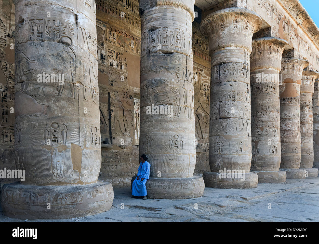 Tempio di Ramses III a Medinet Habu: rilievi sulle colonne nel primo cortile Foto Stock