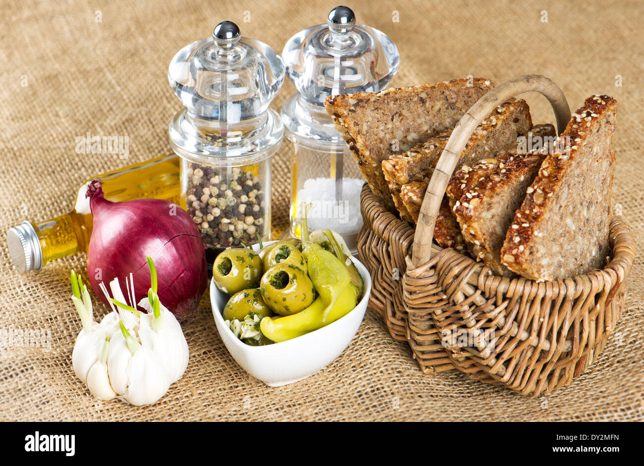 Gustoso pane di grano con olive, aglio, cipolla e spezie Foto Stock