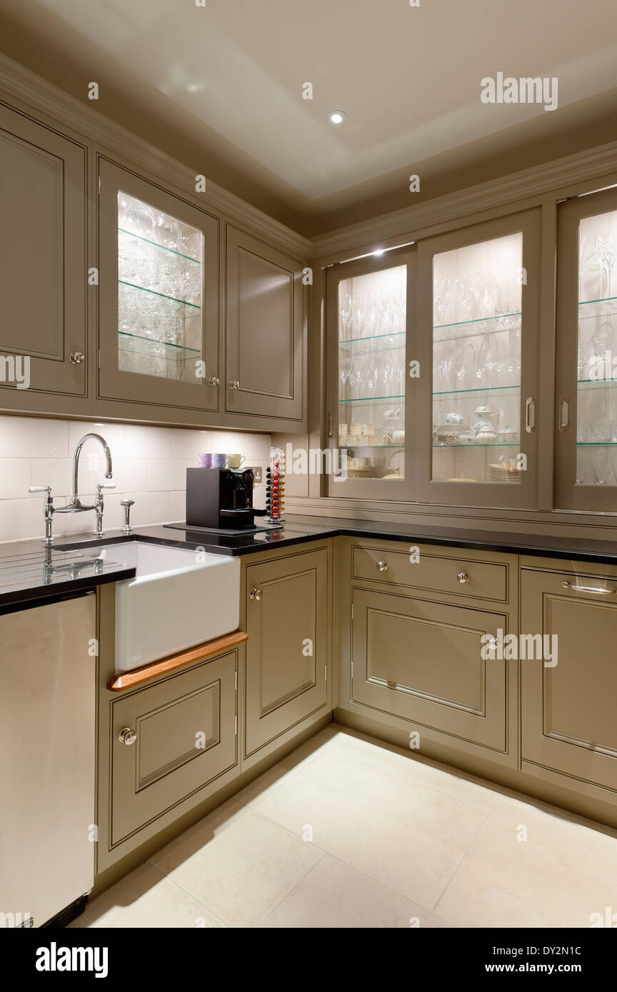 Walk-in dispensa/ cucina con dissipatore butler, macchina per il caffè e lo storage di vetreria Foto Stock