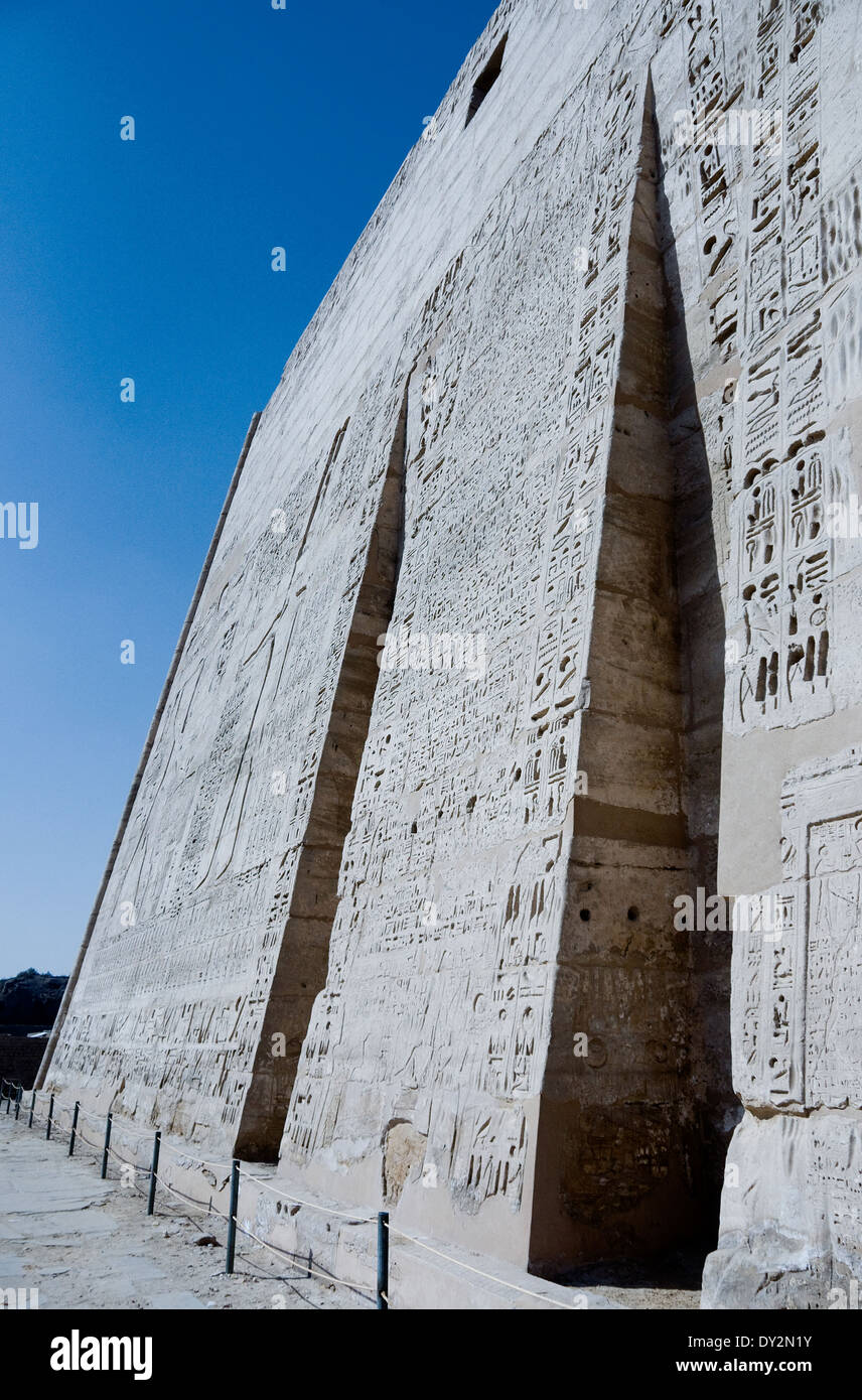 Tempio di Ramses III a Medinet Habu: rilievi sul primo pilone Foto Stock