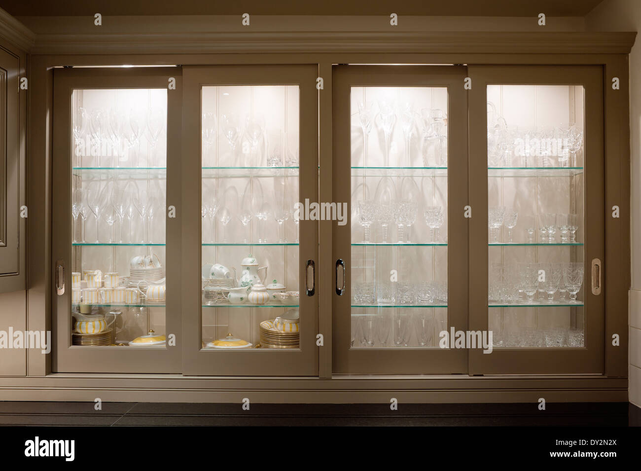 Vetreria a Credenza con ante vetro, scaffalatura porta scorrevole e in-armadio illuminazione del display Foto Stock