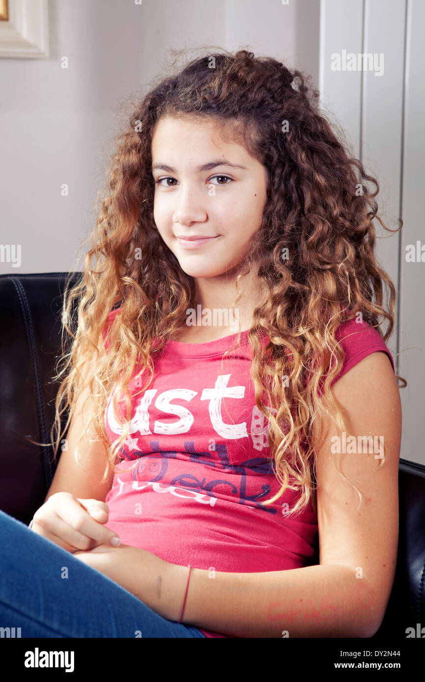 Età Una Ragazza Teenager Da 13 Compleanni Con Il Regalo Immagine Stock -  Immagine di marrone, presente: 9304199