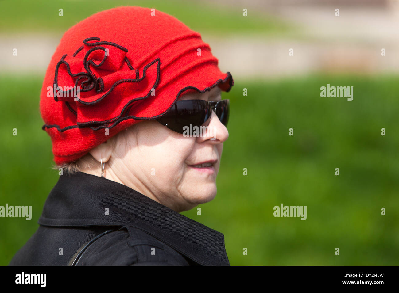 Donna anziana in una Red Hat Praga, Repubblica Ceca Foto Stock